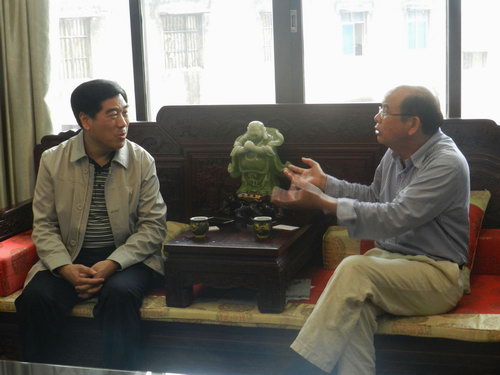 廣西報關(guān)協(xié)會副會長、原玉林海關(guān)關(guān)長段輝禮到我公司進(jìn)行調(diào)研。集團(tuán)董事長陳仲禮與段輝禮座談并向其介紹了公司的生產(chǎn)經(jīng)營情況。段副會長與董事長就如果規(guī)范企業(yè)管理，企業(yè)報關(guān)工作，海關(guān)事務(wù)遇到的問題等交換了意見。