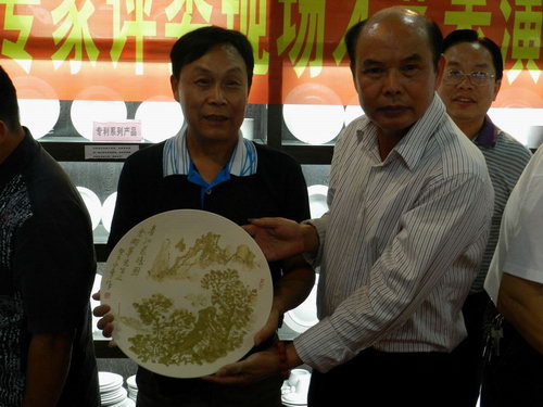 玉林市第二屆工藝美術(shù)大師評(píng)審團(tuán)專家評(píng)委現(xiàn)場(chǎng)才藝表演在我集團(tuán)公司舉行