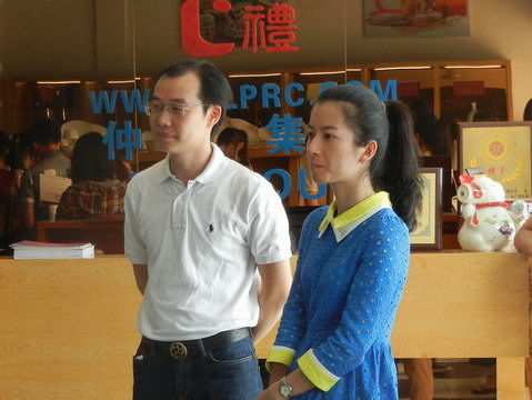 2013年11月3日玉林師范學(xué)院的學(xué)生到仲禮陶瓷生產(chǎn)線學(xué)習(xí)陶瓷生產(chǎn)過程，我司營運總裁陳向陽向?qū)W生們詳細(xì)講解了陶瓷的各個生產(chǎn)流程及相關(guān)工藝知識。11