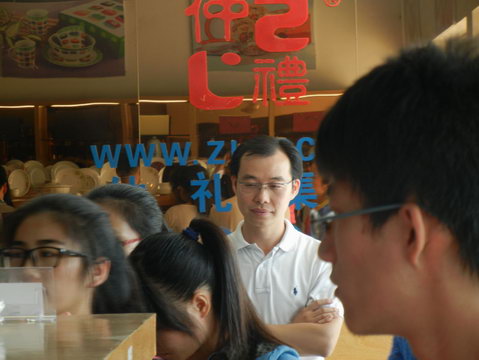 2013年11月3日玉林師范學(xué)院的學(xué)生到仲禮陶瓷生產(chǎn)線學(xué)習(xí)陶瓷生產(chǎn)過程，我司營運總裁陳向陽向?qū)W生們詳細(xì)講解了陶瓷的各個生產(chǎn)流程及相關(guān)工藝知識。17