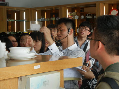 2013年11月3日玉林師范學(xué)院的學(xué)生到仲禮陶瓷生產(chǎn)線學(xué)習(xí)陶瓷生產(chǎn)過程，我司營運總裁陳向陽向?qū)W生們詳細(xì)講解了陶瓷的各個生產(chǎn)流程及相關(guān)工藝知識。18