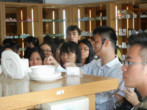 2013年11月3日玉林師范學(xué)院的學(xué)生到仲禮陶瓷生產(chǎn)線學(xué)習(xí)陶瓷生產(chǎn)過程，我司營運總裁陳向陽向?qū)W生們詳細(xì)講解了陶瓷的各個生產(chǎn)流程及相關(guān)工藝知識。19