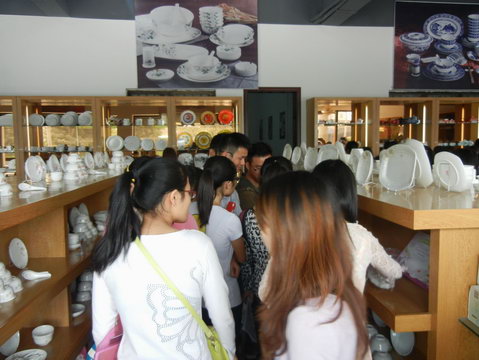 2013年11月3日玉林師范學(xué)院的學(xué)生到仲禮陶瓷生產(chǎn)線學(xué)習(xí)陶瓷生產(chǎn)過程，我司營運總裁陳向陽向?qū)W生們詳細(xì)講解了陶瓷的各個生產(chǎn)流程及相關(guān)工藝知識。20