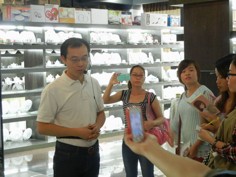 2013年11月3日玉林師范學(xué)院的學(xué)生到仲禮陶瓷生產(chǎn)線學(xué)習(xí)陶瓷生產(chǎn)過程，我司營運總裁陳向陽向?qū)W生們詳細(xì)講解了陶瓷的各個生產(chǎn)流程及相關(guān)工藝知識。28