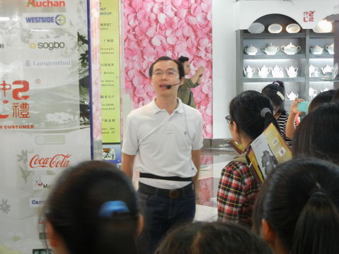 2013年11月3日玉林師范學(xué)院的學(xué)生到仲禮陶瓷生產(chǎn)線學(xué)習(xí)陶瓷生產(chǎn)過程，我司營運總裁陳向陽向?qū)W生們詳細(xì)講解了陶瓷的各個生產(chǎn)流程及相關(guān)工藝知識。32