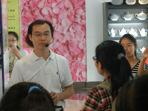 2013年11月3日玉林師范學(xué)院的學(xué)生到仲禮陶瓷生產(chǎn)線學(xué)習(xí)陶瓷生產(chǎn)過程，我司營運總裁陳向陽向?qū)W生們詳細(xì)講解了陶瓷的各個生產(chǎn)流程及相關(guān)工藝知識。33