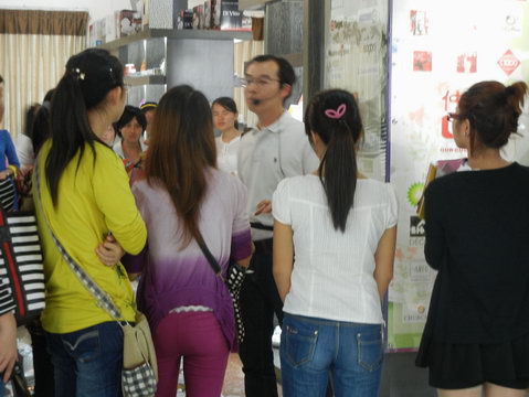 2013年11月3日玉林師范學(xué)院的學(xué)生到仲禮陶瓷生產(chǎn)線學(xué)習(xí)陶瓷生產(chǎn)過程，我司營運總裁陳向陽向?qū)W生們詳細(xì)講解了陶瓷的各個生產(chǎn)流程及相關(guān)工藝知識。36