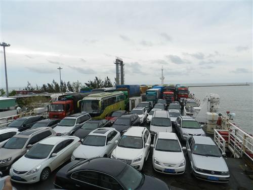 3湛江碼頭裝滿滿的車，黃色的客車--才是我們的座駕。咻咻