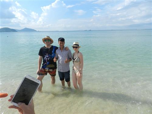 24最后一站--遇見了外國辣妹，爭相合影，每個人都笑的合不攏嘴。 (4)