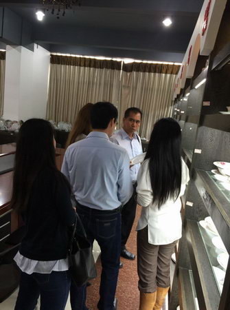2015年3月17日馬來西亞投資發(fā)展局魯立山投資領事一行到我公司考察，公司總經(jīng)理陳向陽及總監(jiān)易妍籽等高層領導介紹了公司的生產(chǎn)經(jīng)營情況，并就與馬方合作的項目進行了詳談。