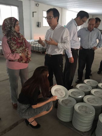2015年4月27日，馬來西亞投資發(fā)展局Nurullydia Ahmad ，莉迪亞一行到我公司考察指導(dǎo)。