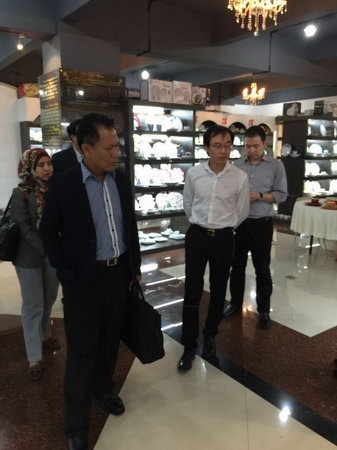 2015年4月27日，馬來西亞投資發(fā)展局Nurullydia Ahmad ，莉迪亞一行到我公司考察指導(dǎo)。