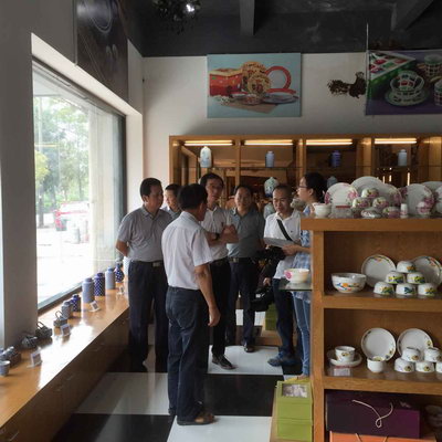 2015上年9月24日，福建省德化縣人大常委會(huì)涂健圻主任一行在北流市領(lǐng)導(dǎo)的帶領(lǐng)下到我公司進(jìn)行調(diào)研