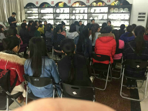 2015年12月23日下午，玉林師院外國(guó)語(yǔ)學(xué)院2012級(jí)、2013級(jí)掛榜班學(xué)生在該院應(yīng)用英語(yǔ)實(shí)踐教研室主任寧波老師帶領(lǐng)下到我公司進(jìn)行見(jiàn)習(xí)，公司副總經(jīng)理陳大坤全程陪同此次見(jiàn)習(xí)活動(dòng)。