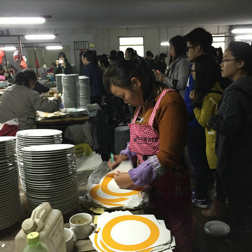 2015年12月23日下午，玉林師院外國(guó)語(yǔ)學(xué)院2012級(jí)、2013級(jí)掛榜班學(xué)生在該院應(yīng)用英語(yǔ)實(shí)踐教研室主任寧波老師帶領(lǐng)下到我公司進(jìn)行見(jiàn)習(xí)，公司副總經(jīng)理陳大坤全程陪同此次見(jiàn)習(xí)活動(dòng)。