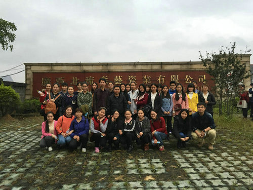 2015年12月23日下午，玉林師院外國語學(xué)院2012級、2013級掛榜班學(xué)生在該院應(yīng)用英語實(shí)踐教研室主任寧波老師帶領(lǐng)下到我公司進(jìn)行見習(xí)，公司副總經(jīng)理陳大坤全程陪同此次見習(xí)活動。