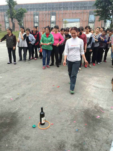 公司于2016年3月8日下午15：00至17點(diǎn)，舉辦了以“快樂工作、幸福生活”為主題的三八節(jié)活動(dòng)。