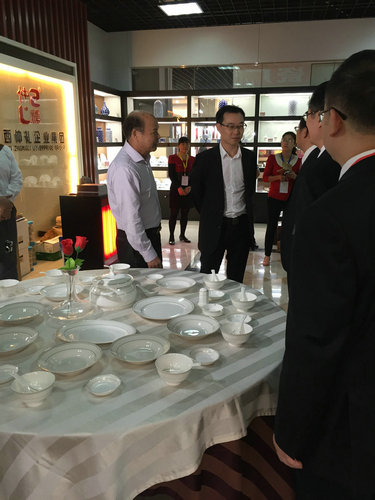 2016年4月18日仲禮公司參加了由中國陶瓷工業(yè)協(xié)會主辦，北流市人民政府承辦的第六屆中國（北流）國際陶瓷博覽會，我公司共參加了三個展區(qū)的產(chǎn)品展覽，分別是仲禮展廳、國際展位區(qū)、電商展位區(qū)，展出的產(chǎn)品受到了各級領導、嘉賓、客商的好評。