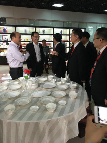 2016年4月18日仲禮公司參加了由中國陶瓷工業(yè)協(xié)會主辦，北流市人民政府承辦的第六屆中國（北流）國際陶瓷博覽會，我公司共參加了三個展區(qū)的產(chǎn)品展覽，分別是仲禮展廳、國際展位區(qū)、電商展位區(qū)，展出的產(chǎn)品受到了各級領導、嘉賓、客商的好評。