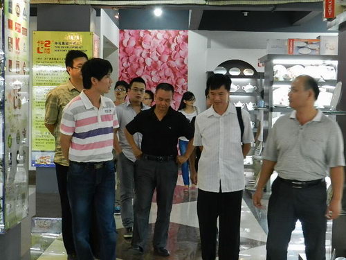 2012年10月17-18日廣西大學(xué)專家教授崔學(xué)文一行9人深入廣西仲禮企業(yè)集團(tuán)有限公司參觀指導(dǎo)工作。