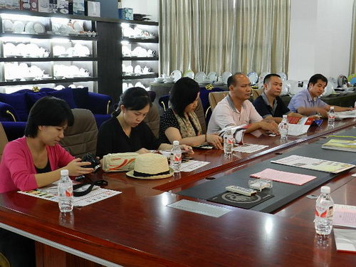2012年10月20日廣西機(jī)電職業(yè)技術(shù)學(xué)院藝術(shù)設(shè)計系黨總支書記魏建新一行到我公司進(jìn)行參觀、調(diào)研。