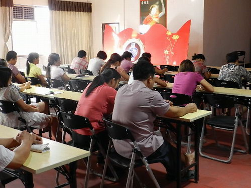 2012年10月20日下午深圳銘卓遠(yuǎn)咨詢有限公司韋嘉老師為仲禮公司職員們上“精益生產(chǎn)現(xiàn)場管理”課程。