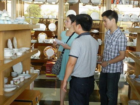 2012年7月10日上午，清華大學(xué)博士生楊欣燁、黃鳴到集團(tuán)調(diào)研