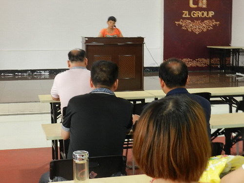 2012年7月14日我公司品管部質(zhì)檢中心主任黃燕霞為部分員工上質(zhì)量管理培訓課