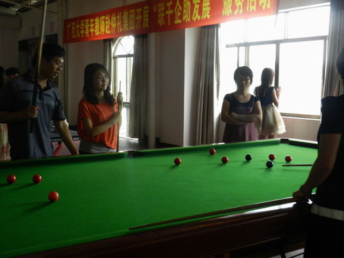 2012年8月4日玉林電臺、玉林電視臺記者一行到我公司舉行聯(lián)歡活動。