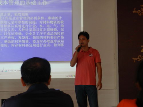 2012年8月11日公司財務會計覃玉先為員工們培訓生產(chǎn)成本管理課程