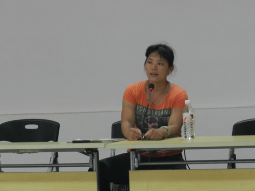 2012年8月18日品管部質(zhì)檢中心主任黃燕霞為公司職員們上質(zhì)量管理培訓(xùn)課。