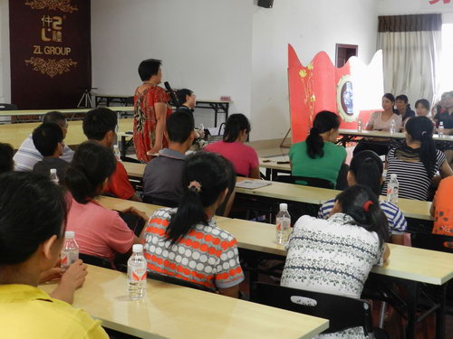 2012年8月23日下午仲禮集團總經(jīng)理陳向陽在我公司總部四樓召集市場部彩繪車間全體員工進行生產(chǎn)動員大會。