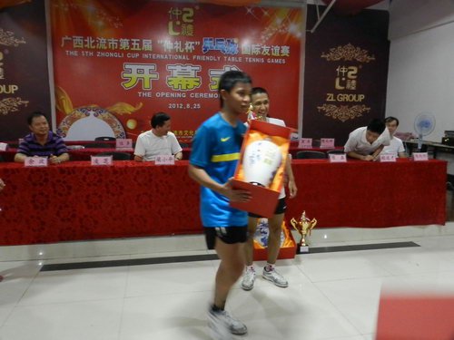 經(jīng)過激烈角逐，第五屆“仲禮杯”乒乓球國際友誼賽賽出水平，賽出風(fēng)格，中國乒協(xié)青少年乒乓球訓(xùn)練基地一隊榮獲冠軍，印尼雅加達乒乓球俱樂部一隊獲亞軍，廣西南寧南翔隊獲季軍。
