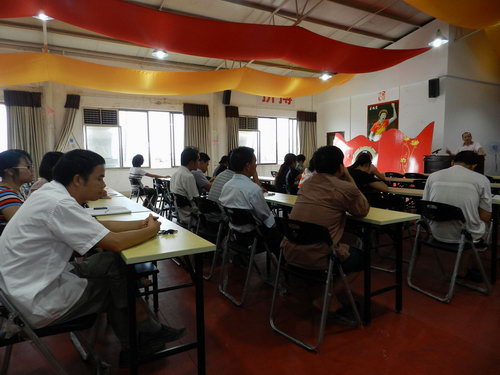 2012年9月1日我公司竇書記在仲禮集團總部四樓為職員們上安全生產(chǎn)知識培訓(xùn)課。