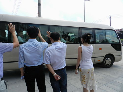 2012年9月3日早上，自治區(qū)黨委常委、統(tǒng)戰(zhàn)部部長范曉莉同志在玉林市委書記金湘軍等玉林市北流市領(lǐng)導(dǎo)的陪同下，深入廣西仲禮企業(yè)集團有限公司調(diào)研。