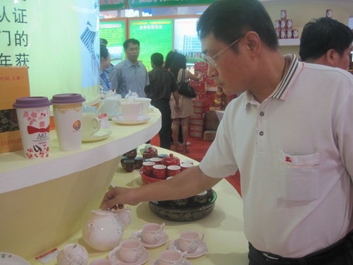 2012年9月23日玉林市第九屆玉博會隆重開幕，玉林市有關(guān)領(lǐng)導(dǎo)來到我公司展位前參觀。