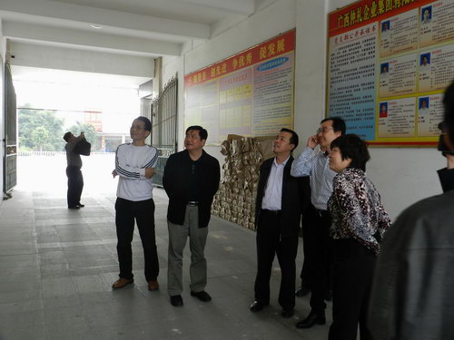 11月5日下午，自治區(qū)統(tǒng)戰(zhàn)部副部長、工商聯(lián)黨組書記劉長林率領(lǐng)統(tǒng)戰(zhàn)部調(diào)研組一行蒞臨仲禮集團考察，深入了解企業(yè)生產(chǎn)經(jīng)營情況、存在問題以及征求企業(yè)的意見，受到了集團營運總裁陳向陽的熱情接待。陳總為劉長林一行介紹了公司的發(fā)展情況并就共同關(guān)心的話題相互交流了意見。