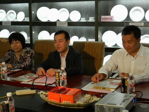 11月5日下午，自治區(qū)統(tǒng)戰(zhàn)部副部長、工商聯(lián)黨組書記劉長林率領(lǐng)統(tǒng)戰(zhàn)部調(diào)研組一行蒞臨仲禮集團考察，深入了解企業(yè)生產(chǎn)經(jīng)營情況、存在問題以及征求企業(yè)的意見，受到了集團營運總裁陳向陽的熱情接待。陳總為劉長林一行介紹了公司的發(fā)展情況并就共同關(guān)心的話題相互交流了意見。