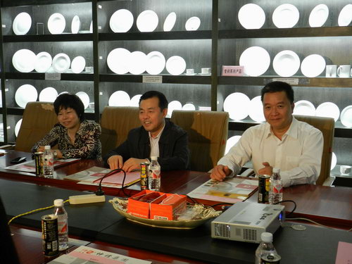 11月5日下午，自治區(qū)統(tǒng)戰(zhàn)部副部長、工商聯(lián)黨組書記劉長林率領(lǐng)統(tǒng)戰(zhàn)部調(diào)研組一行蒞臨仲禮集團考察，深入了解企業(yè)生產(chǎn)經(jīng)營情況、存在問題以及征求企業(yè)的意見，受到了集團營運總裁陳向陽的熱情接待。陳總為劉長林一行介紹了公司的發(fā)展情況并就共同關(guān)心的話題相互交流了意見。
