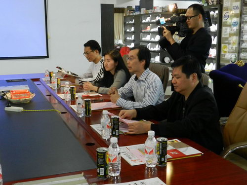 11月5日下午，自治區(qū)統(tǒng)戰(zhàn)部副部長、工商聯(lián)黨組書記劉長林率領(lǐng)統(tǒng)戰(zhàn)部調(diào)研組一行蒞臨仲禮集團考察，深入了解企業(yè)生產(chǎn)經(jīng)營情況、存在問題以及征求企業(yè)的意見，受到了集團營運總裁陳向陽的熱情接待。陳總為劉長林一行介紹了公司的發(fā)展情況并就共同關(guān)心的話題相互交流了意見。