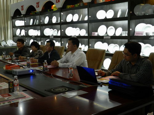 11月5日下午，自治區(qū)統(tǒng)戰(zhàn)部副部長、工商聯(lián)黨組書記劉長林率領(lǐng)統(tǒng)戰(zhàn)部調(diào)研組一行蒞臨仲禮集團考察，深入了解企業(yè)生產(chǎn)經(jīng)營情況、存在問題以及征求企業(yè)的意見，受到了集團營運總裁陳向陽的熱情接待。陳總為劉長林一行介紹了公司的發(fā)展情況并就共同關(guān)心的話題相互交流了意見。