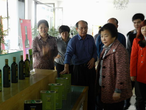 2012年11月9日早上廣西區(qū)工商聯(lián)副主席韋崢芳一行，在玉林市統(tǒng)戰(zhàn)部部長楊紅和北流市統(tǒng)戰(zhàn)部部長賴武堅等領(lǐng)導(dǎo)的陪同下，深入仲禮集團(tuán)公司調(diào)查指導(dǎo)工作。