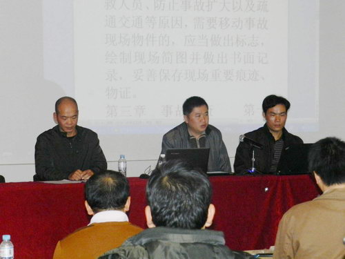 2012年12月20日玉林市工信委領(lǐng)導(dǎo)帶領(lǐng)玉林市安監(jiān)局陳國俊老師、玉林律師唐洪武、北流律師盧翔飛一行到仲禮集團(tuán)公司四樓對職員們進(jìn)行“安全生產(chǎn)和法律知識”培訓(xùn)。