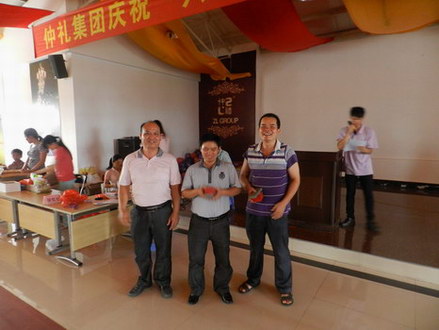 品管部職工子女進(jìn)行“六一”聯(lián)歡活動(dòng)和后勤、車間勞模頒獎(jiǎng)